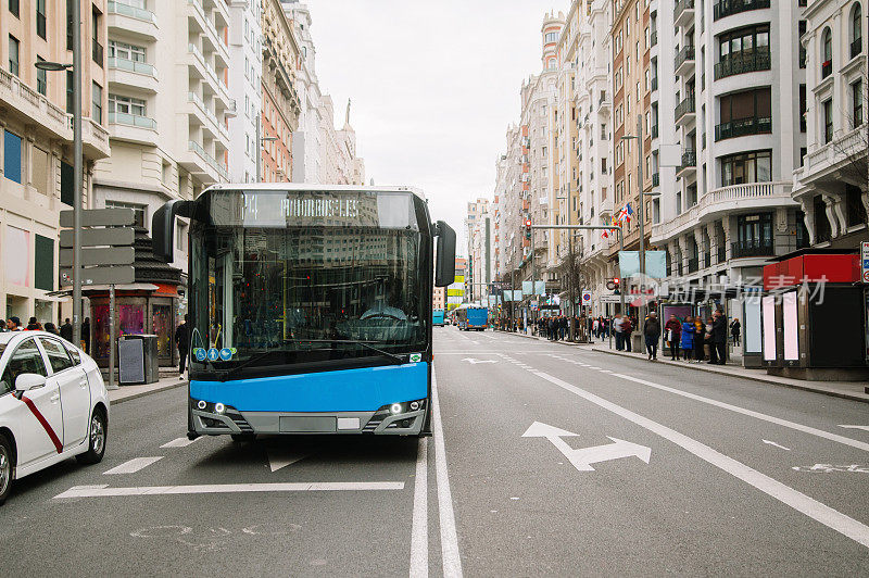 西班牙马德里Gran Via的城市巴士